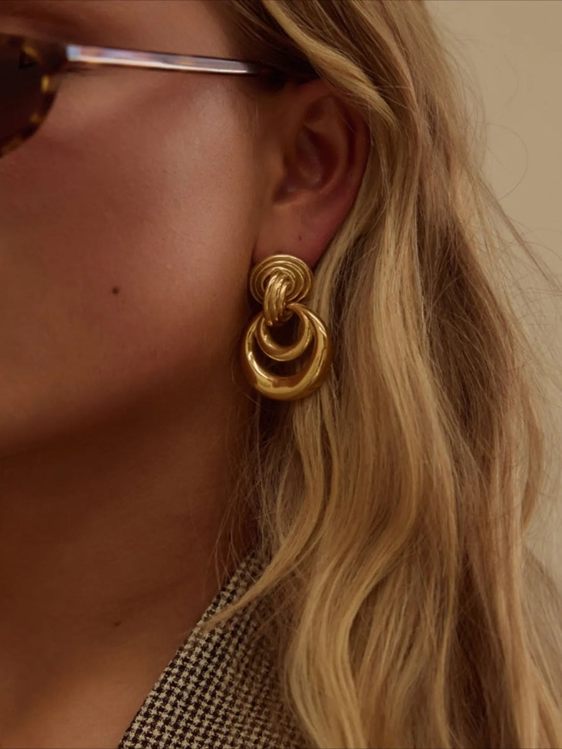 How Elegant Jewelry Can Instantly Elevate Any Basic Outfit